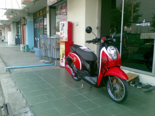 ราคาลดกันพิเศษ Scoopy-i ลายแมนยู สวยคุณภาพดีประหยัดน้ำมัน