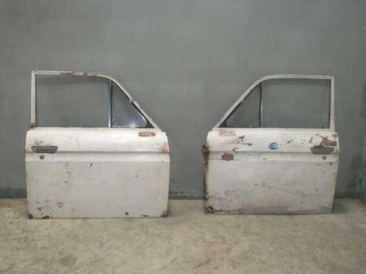 ขายประตู่ดัทสัน 521 จำนวน1 คู่ กระจกมีครบคับ กระจกไม่มีแตกคับ