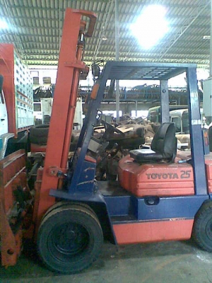 ขายโฟล์คลิฟ TOYOTA 5FD25 เครื่องดีเซล 1Z รถมือสองจากญี่ปุ่น ยังไม่ผ่านการใช้งานในไทย