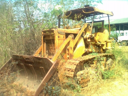 KOMATSU D50-15 รถแทรกเตอร์ตีนตะขาบ สภาพสมบูรณ์ดีเจ้าของไม่ได้ใช้งานแล้ว เครื่องดีเดิม บุ้งกี๋ไม่มีผุสภาพดีมากไม่ผุ ช่วงล่างยังดีอยู่พร้อมทำงาน แบตเตอรี่ต้องใส่ใหม่ เอกสารสัญญาซื้อขาย ราคาต่อรองได้ครับ