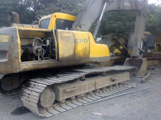 ขายVOLVO  2คัน สภาพพร้อมใช้ ติดต่อได้ที่คุณ อ๊อฟ พิจิตร 086-737-9991