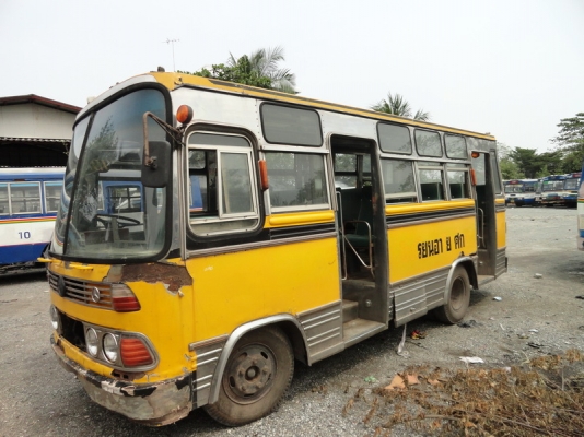 minibus เล็กสีเหลือง