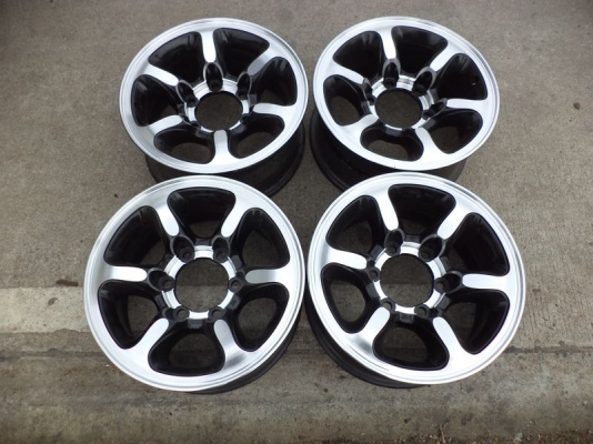 ขายล้อแม็กออฟโรด ขอบ 15 นิ้ว 6 รู 139.7  กว้าง 7 นิ้ว 4 วง สวยสุดๆ