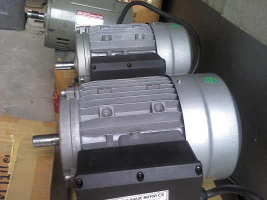 ด่วน มอเตอร์ 1.5 แรงม้า ใช้ไฟ 220 V. โครงสร้างอลูมิเนียมมีครีบระบายความร้อน(มี5ตัว)