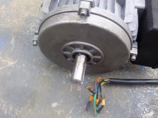 ด่วน มอเตอร์ 1.5 แรงม้า ใช้ไฟ 220 V. โครงสร้างอลูมิเนียมมีครีบระบายความร้อน(มี5ตัว)