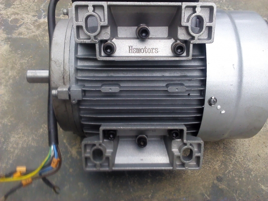 ด่วน มอเตอร์ 1.5 แรงม้า ใช้ไฟ 220 V. โครงสร้างอลูมิเนียมมีครีบระบายความร้อน(มี5ตัว)