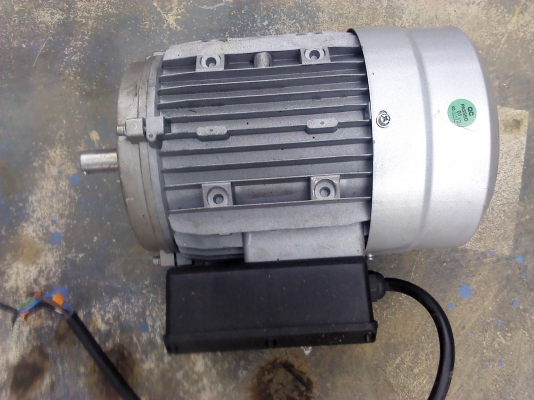 ด่วน มอเตอร์ 1.5 แรงม้า ใช้ไฟ 220 V. โครงสร้างอลูมิเนียมมีครีบระบายความร้อน(มี5ตัว)