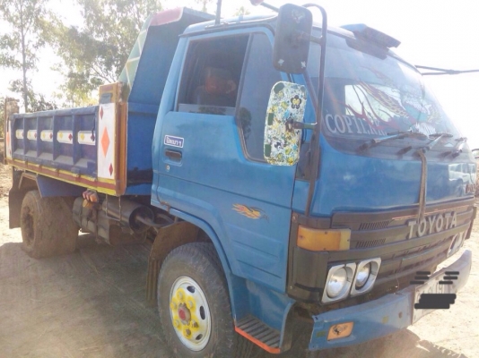TOYOTA DYNA BU91 - 115 HP 14B หกล้อดั๊มพ์ สามใบปัด กระบะดั๊มพ์เหล็ก 4 ตันความยาว 3.60 เมตรสภาพสวย ช่วงล่างใหญ่ติด F หน้าหลัง เครื่องแรงดีไม่เยิ้ม ภายในเก๋งคอนโซลครบพร้อม พวงมาลัยเพาเวอร์ ช่วงล่างยาง 8.25 ขอบ 16 สภาพดี 70\% พร้อมบรรทุกพร้อมทำงานได้เลย เอกสา
