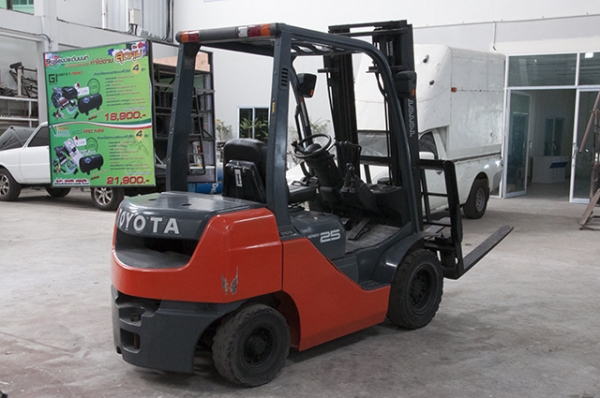 ขายรถโฟล์คลิฟท์ TOYOTA รุ่น 8FG25 ราคา 399,000 บาท นำเข้าจากประเทศญี่ปุ่น 100\% ไม่เคยใช้งานในประเทศไทย