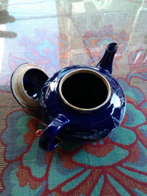 กาน้ำชา เก่าเก็บอายุประมาณ 20 ปี สภาพสวยสมบูรณ์ ไม่แตกไม่ร้าว ท่านใดสนใจนำไปเก็บสะสม โทรมาคุยรายละเอียดกันได้ครับ กาน้ำชา เก่าเก็บอายุประมาณ 20 ปี สภาพสวยสมบูรณ์ ไม่แตกไม่ร้าว ท่านใดสนใจนำไปเก็บสะสม โทรมาคุยรายละเอียดกันได้ครับ