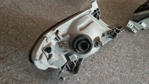 ไฟหน้าวีโก้ แถมหลอดไฟครบชุด