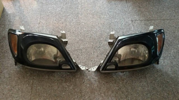 ไฟหน้าวีโก้ แถมหลอดไฟครบชุด