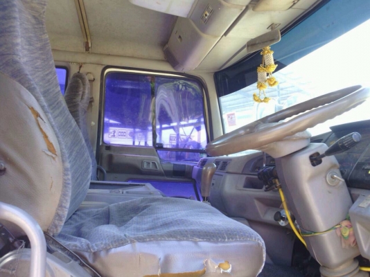 HINO PROFIA 380 HP รถหัวลากสิบล้อ 2 เพลา หางเซมิ 2 คานไม่ดั๊มพ์ คอกเหล็กสูงความยาว 12 เมตรสภาพสวยพร้อมลากพร้อมบรรทุกได้เลยครับ เครื่องแน่นแรงดีสุดๆ ภายในเก๋งคอนโซลสวยครบ CD แอร์ พวงมาลัยเพาเวอร์ ช่วงล่างคัชซีสวยทั้งแม่และหางเซมิ ยางสภาพดีโดยรวมประมาณ 80\%