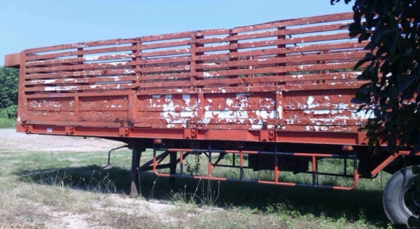 HINO PROFIA 380 HP รถหัวลากสิบล้อ 2 เพลา หางเซมิ 2 คานไม่ดั๊มพ์ คอกเหล็กสูงความยาว 12 เมตรสภาพสวยพร้อมลากพร้อมบรรทุกได้เลยครับ เครื่องแน่นแรงดีสุดๆ ภายในเก๋งคอนโซลสวยครบ CD แอร์ พวงมาลัยเพาเวอร์ ช่วงล่างคัชซีสวยทั้งแม่และหางเซมิ ยางสภาพดีโดยรวมประมาณ 80\%