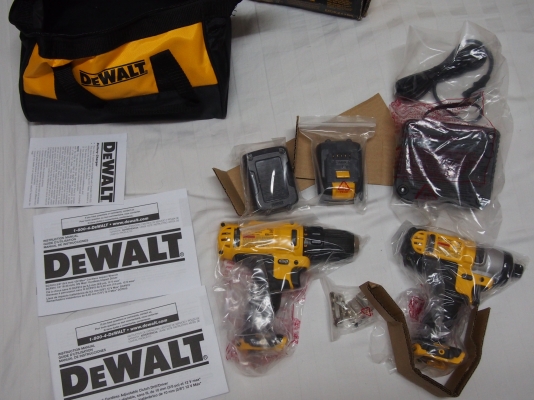 ชุดสว่านไร้สาย,สว่านไขควง DeWALT DCK211S2 ไฟ12โวลท์พร้อมแท่นชาร์จแบ็ตลิเทียม2ก้อนและกระเป๋า