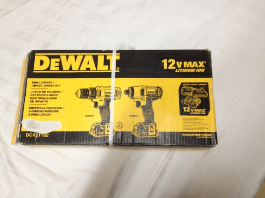 ชุดสว่านไร้สาย,สว่านไขควง DeWALT DCK211S2 ไฟ12โวลท์พร้อมแท่นชาร์จแบ็ตลิเทียม2ก้อนและกระเป๋า