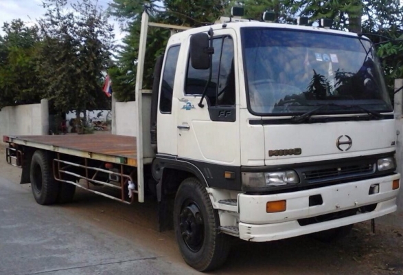 HINO FF1J 210 HP JO8C ปี 40 สมอเงิน หกล้อใหญ่กระบะพื้นเรียบความยาว 6.5 เมตรสภาพดีสุดๆพร้อมใช้งานครับ เครื่องแน่นแรงดี หัวเก๋งสมอเงินอย่างสวยภายในเก๋งคอนโซลสวยครบ แอร์เย็น พวงมาลัยเพาเวอร์ ช่วงล่างแน่นคัชซีสวย ยาง 9.00 ขอบ 20 สภาพดี 70\% พร้อมใช้งาน เอกสารท