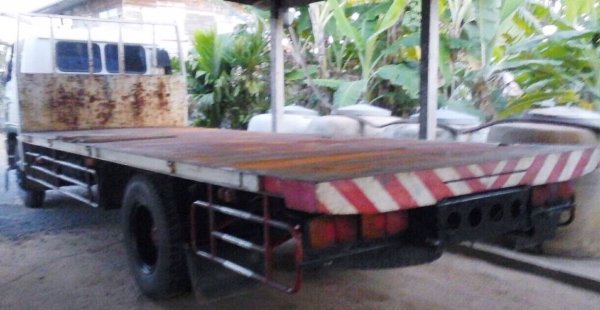 HINO FF1J 210 HP JO8C ปี 40 สมอเงิน หกล้อใหญ่กระบะพื้นเรียบความยาว 6.5 เมตรสภาพดีสุดๆพร้อมใช้งานครับ เครื่องแน่นแรงดี หัวเก๋งสมอเงินอย่างสวยภายในเก๋งคอนโซลสวยครบ แอร์เย็น พวงมาลัยเพาเวอร์ ช่วงล่างแน่นคัชซีสวย ยาง 9.00 ขอบ 20 สภาพดี 70\% พร้อมใช้งาน เอกสารท