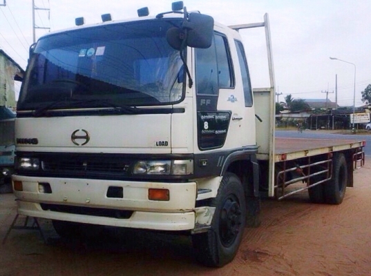 HINO FF1J 210 HP JO8C ปี 40 สมอเงิน หกล้อใหญ่กระบะพื้นเรียบความยาว 6.5 เมตรสภาพดีสุดๆพร้อมใช้งานครับ เครื่องแน่นแรงดี หัวเก๋งสมอเงินอย่างสวยภายในเก๋งคอนโซลสวยครบ แอร์เย็น พวงมาลัยเพาเวอร์ ช่วงล่างแน่นคัชซีสวย ยาง 9.00 ขอบ 20 สภาพดี 70\% พร้อมใช้งาน เอกสารท