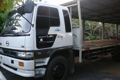 HINO FF1J 210 HP JO8C ปี 40 สมอเงิน หกล้อใหญ่กระบะพื้นเรียบความยาว 6.5 เมตรสภาพดีสุดๆพร้อมใช้งานครับ เครื่องแน่นแรงดี หัวเก๋งสมอเงินอย่างสวยภายในเก๋งคอนโซลสวยครบ แอร์เย็น พวงมาลัยเพาเวอร์ ช่วงล่างแน่นคัชซีสวย ยาง 9.00 ขอบ 20 สภาพดี 70\% พร้อมใช้งาน เอกสารท