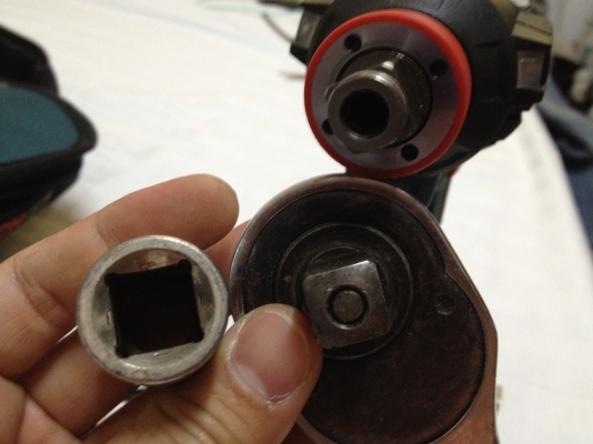 สว่านไร้สาย หัวบล็อก1/2"+ไขควง1/4" 2in1 Bosch IDH182-02 18V มอเตอร์ไม่ใช้แปรงถ่าน พร้อมแบ็ต2ก้อน แท่นชาร์จและกระเป๋าไนล่อน