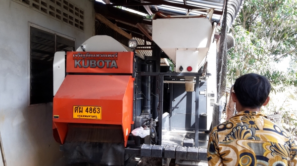 ขายรถเกี่ยวkubota dc70 พร้อมเทเลอร์ ขายรถเกี่ยวkubota dc70 พร้อมเทเลอร์