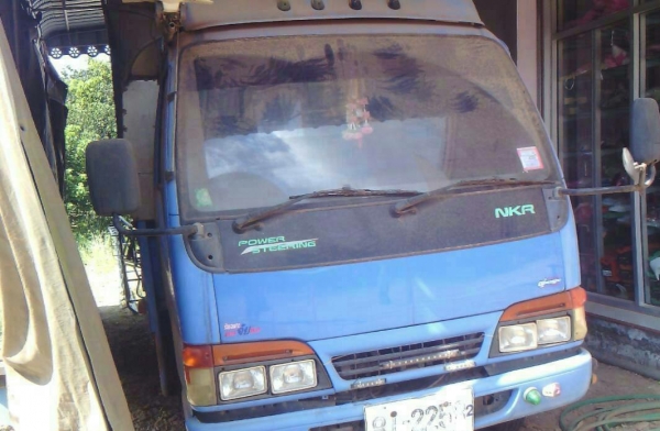 หกล้อ อีซูซุ NKR130โบว์ ปี46 สภาพดีบางเดิมทั้งคัน รถวิ่งงานตลอดแต่คอยได้ใช้ ทะเบียนพร้อมโอน