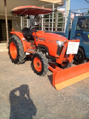 ขายคูโบต้า L3608 4 WD 2 เพลาพร้อมผานพรวน6 ตราช้าง สีเดิมๆจากโรงงานพร้อมใบมีดดันหน้าคานล่าง