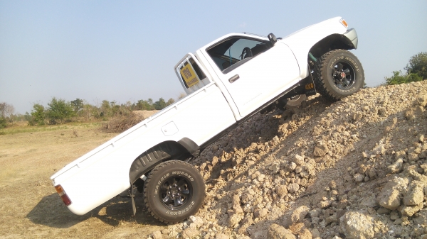 โตโยต้า วางคาน LN-106 สวยมาก พร้อมใช้ โตโยต้า วางคาน LN-106 สวยมาก พร้อมใช้