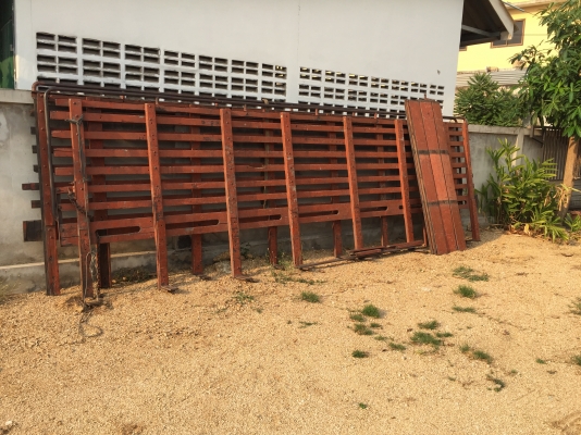 ขายคอกไม้ ขนาด ยาว 5.5 สูง 1.8 เมตร เหลือ 1 ชุดครับ