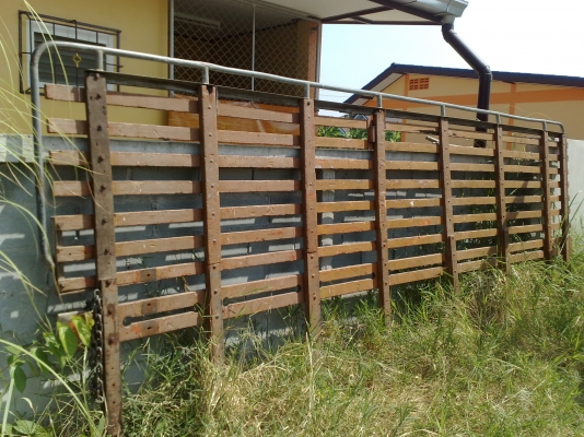 ขายคอกไม้ ขนาด ยาว 5.5 สูง 1.8 เมตร เหลือ 1 ชุดครับ