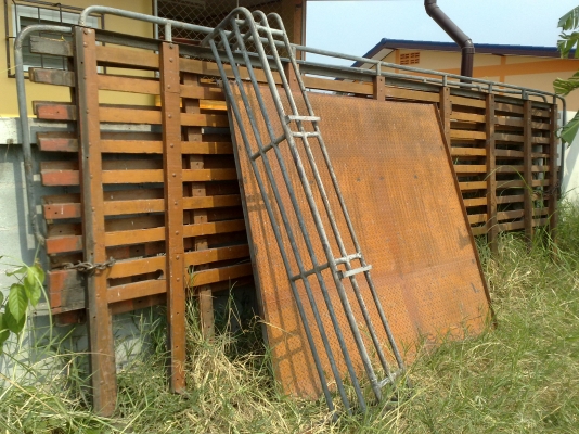 ขายคอกไม้ ขนาด ยาว 5.5 สูง 1.8 เมตร เหลือ 1 ชุดครับ