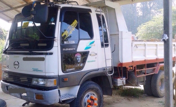 HINO FD 195 HP HO7D หกล้อดั๊มพ์ กระบะดั๊มพ์เหล็ก 5 ตันความยาว 3.60 เมตรพร้อมบรรทุกได้เลยครับ เครื่องแรงดีไม่มีเยิ้ม ภายในเก๋งคอนโซลครบพร้อม แอร์เย็น พวงมาลัยเพาเวอร์ ระบบเบรคทริ๊ปฟี้ ช่วงล่างใหญ่คัชซีไม่แตกไม่บวม ยาง 8.25 ขอบ 16 สภาพดี 70\% พร้อมใช้งาน เอก