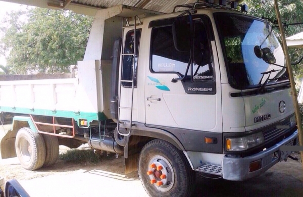 HINO FD 195 HP HO7D หกล้อดั๊มพ์ กระบะดั๊มพ์เหล็ก 5 ตันความยาว 3.60 เมตรพร้อมบรรทุกได้เลยครับ เครื่องแรงดีไม่มีเยิ้ม ภายในเก๋งคอนโซลครบพร้อม แอร์เย็น พวงมาลัยเพาเวอร์ ระบบเบรคทริ๊ปฟี้ ช่วงล่างใหญ่คัชซีไม่แตกไม่บวม ยาง 8.25 ขอบ 16 สภาพดี 70\% พร้อมใช้งาน เอก