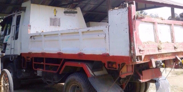 HINO FD 195 HP HO7D หกล้อดั๊มพ์ กระบะดั๊มพ์เหล็ก 5 ตันความยาว 3.60 เมตรพร้อมบรรทุกได้เลยครับ เครื่องแรงดีไม่มีเยิ้ม ภายในเก๋งคอนโซลครบพร้อม แอร์เย็น พวงมาลัยเพาเวอร์ ระบบเบรคทริ๊ปฟี้ ช่วงล่างใหญ่คัชซีไม่แตกไม่บวม ยาง 8.25 ขอบ 16 สภาพดี 70\% พร้อมใช้งาน เอก