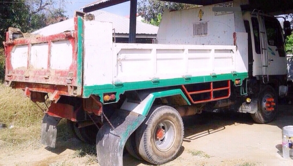 HINO FD 195 HP HO7D หกล้อดั๊มพ์ กระบะดั๊มพ์เหล็ก 5 ตันความยาว 3.60 เมตรพร้อมบรรทุกได้เลยครับ เครื่องแรงดีไม่มีเยิ้ม ภายในเก๋งคอนโซลครบพร้อม แอร์เย็น พวงมาลัยเพาเวอร์ ระบบเบรคทริ๊ปฟี้ ช่วงล่างใหญ่คัชซีไม่แตกไม่บวม ยาง 8.25 ขอบ 16 สภาพดี 70\% พร้อมใช้งาน เอก