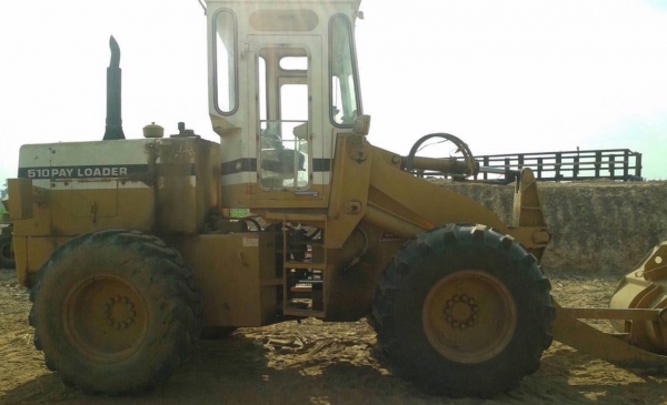 KOMATSU 510 PAY LOADER รถตักล้อยางเอวอ่อน สภาพดีสุดๆครับพร้อมทำงานได้เลย เครื่องยนต์เดิมแรงดีปั๊มเดิมๆไฮดรอลิกส์ไม่มีแตกรั่ว ช่วงล่างยางสภาพดีพร้อมใช้งานได้เลย ราคาต่อรองได้ครับ