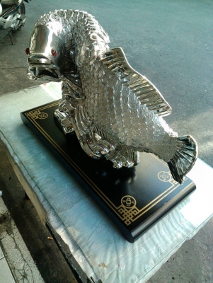 ของตกแต่งประดับบ้าน และร้านต่างๆ ปลามงคล ขนาดกว้าง 100 เซ็น หนา 30 เซ็น เป็นงานเรซิน มีฐานเป็นไม้ สภาพสวย สนใจโทรมาคุยกันได้นะครับ