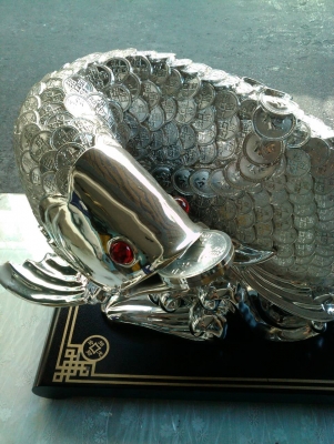 ของตกแต่งประดับบ้าน และร้านต่างๆ ปลามงคล ขนาดกว้าง 100 เซ็น หนา 30 เซ็น เป็นงานเรซิน มีฐานเป็นไม้ สภาพสวย สนใจโทรมาคุยกันได้นะครับ