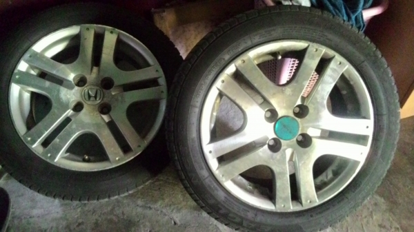 ขายล้อพร้อมยางสองล้อคับ