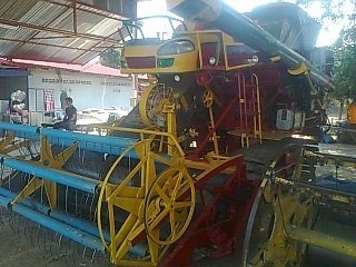 ขายด่วน รถเกี่ยวข้าวเกษตรพัฒนา รุ่น ไอ้หนุ่มไวไฟ ปี 49 รถสวยสภาพดีมากครับพร้อมทำงานได้เลย เครื่องยนต์ ISUZU 6HH1 เทอร์โบ อุ้ม 2.5 ตัน ปั๊มอินตั้นเบอร์ 23 ช่วงล่าง 12 พร้อมทำงานได้เลยไม่มีปัญหาครับ ราคาต่อรองได้ครับ