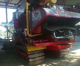 ขายด่วน รถเกี่ยวข้าวเกษตรพัฒนา รุ่น ไอ้หนุ่มไวไฟ ปี 49 รถสวยสภาพดีมากครับพร้อมทำงานได้เลย เครื่องยนต์ ISUZU 6HH1 เทอร์โบ อุ้ม 2.5 ตัน ปั๊มอินตั้นเบอร์ 23 ช่วงล่าง 12 พร้อมทำงานได้เลยไม่มีปัญหาครับ ราคาต่อรองได้ครับ