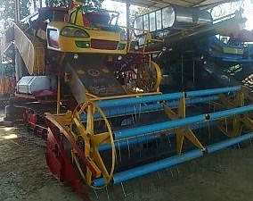 ขายด่วน รถเกี่ยวข้าวเกษตรพัฒนา รุ่น ไอ้หนุ่มไวไฟ ปี 49 รถสวยสภาพดีมากครับพร้อมทำงานได้เลย เครื่องยนต์ ISUZU 6HH1 เทอร์โบ อุ้ม 2.5 ตัน ปั๊มอินตั้นเบอร์ 23 ช่วงล่าง 12 พร้อมทำงานได้เลยไม่มีปัญหาครับ ราคาต่อรองได้ครับ