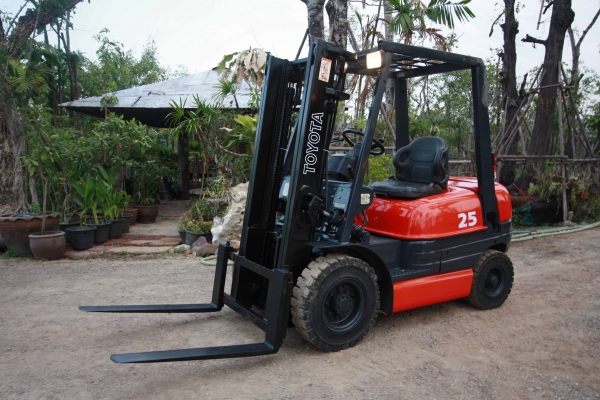 ขายรถโฟล์คลิฟท์  TOYOTA 6FD25 เสาสูง 3 เมตร ขนาด2.5ตัน ติดต่อ 086-775-7900 086-324-1992