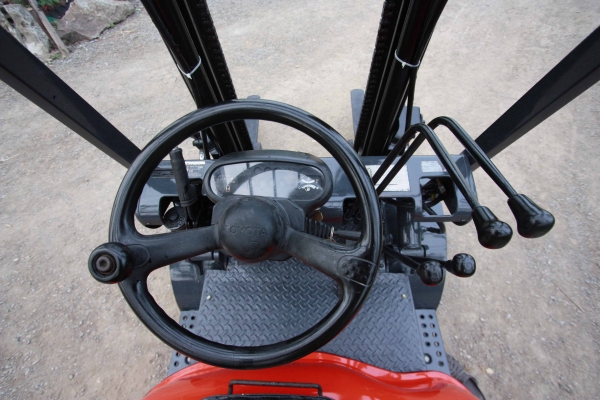 ขายรถโฟล์คลิฟท์  TOYOTA 6FD25 เสาสูง 3 เมตร ขนาด2.5ตัน ติดต่อ 086-775-7900 086-324-1992