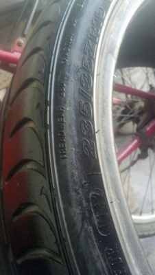 ขายยาง 235-35-19 สภาพใช้ได้ ราคาชุดละ 3900 ขายยาง 235-35-19 สภาพใช้ได้ ราคาชุดละ 3900