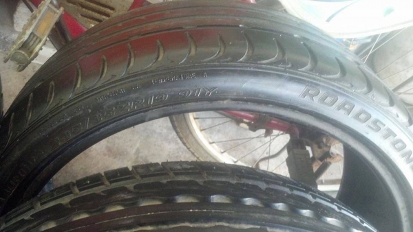 ขายยาง 235-35-19 สภาพใช้ได้ ราคาชุดละ 3900 ขายยาง 235-35-19 สภาพใช้ได้ ราคาชุดละ 3900