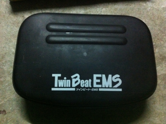 เครื่อง Twin Beat EMS กระตุ้นการทำงานของกล้ามเนื้อด้วยไฟฟ้าแบบแผ่นเปะเล็กๆ