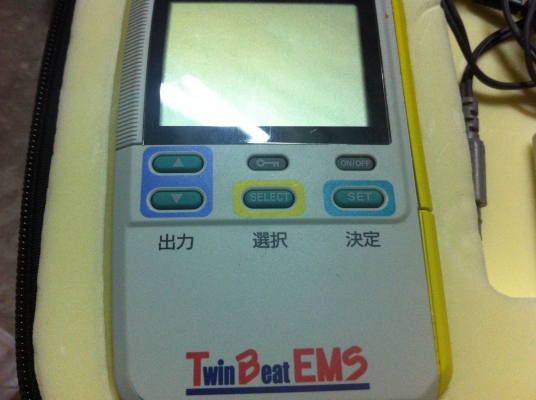 เครื่อง Twin Beat EMS กระตุ้นการทำงานของกล้ามเนื้อด้วยไฟฟ้าแบบแผ่นเปะเล็กๆ