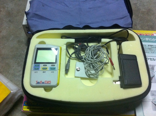 เครื่อง Twin Beat EMS กระตุ้นการทำงานของกล้ามเนื้อด้วยไฟฟ้าแบบแผ่นเปะเล็กๆ